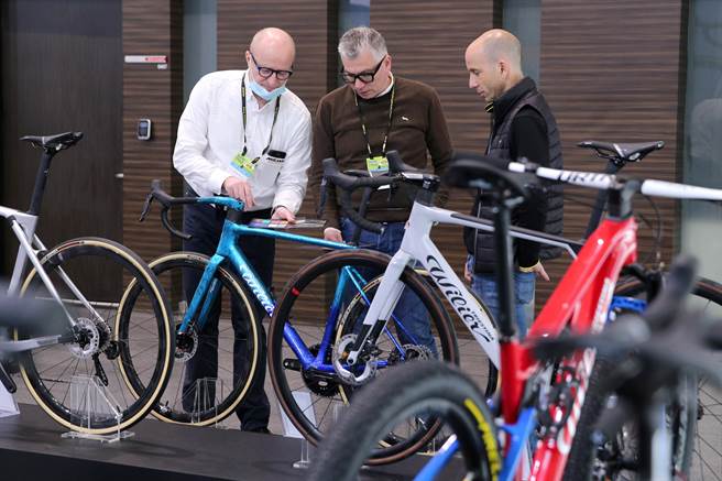 外贸协会主办的「台北国际自行车展（TAIPEI CYCLE）及台湾国际运动及健身展（TaiSPO）」22日开幕，这也是我国边境解封后实体展览首度迎接国际买主回归，来自90国、4千多名国际买家前来商洽，带动产业商机。（黄世麒摄）