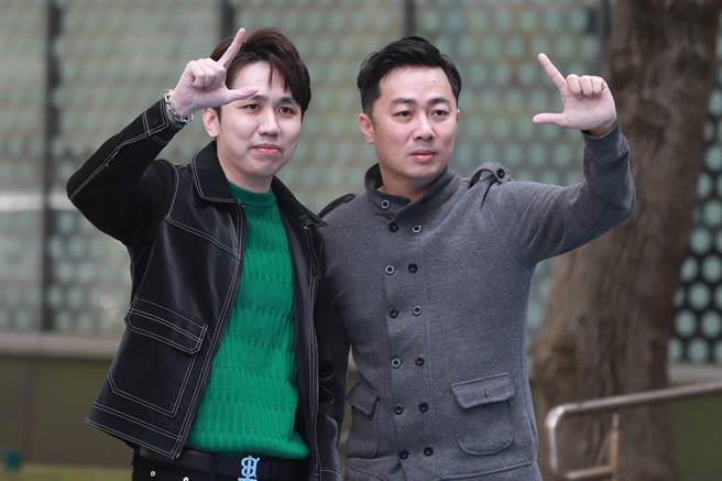 艾成的弟弟艾翔（右）、艾衛月初來台時一起入鏡綜藝節目。（民視提供）