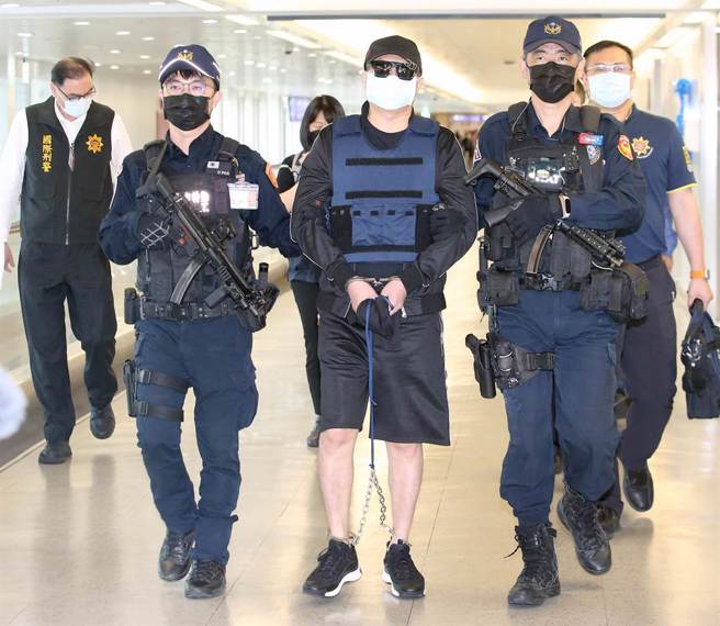 刑事局与菲律宾警方合作，将潜逃海外22年的台南角头陈建寧（中）押解回台。（范扬光摄）