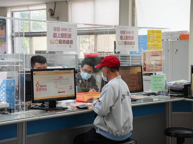普發現金「登記入帳」今天開放預先上網登記，新北市更在29區公所及各戶政事務所同步開設64處線上登記窗口，提供諮詢服務；其中三重區公所早上前來登記的民眾相當稀疏，而蘆洲區公所一早上更只有5人登記。(黃敬文攝)