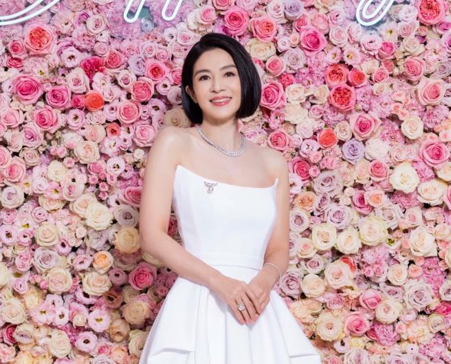 已有3年未出席公开场合的杨采妮担任Tiffany珠宝开展嘉宾，佩戴要价逾1亿元的珠宝，难掩好心情。（Tiffany提供）