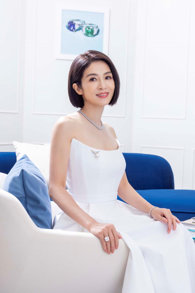 已有3年未出席公开场合的杨采妮担任Tiffany珠宝开展嘉宾，佩戴要价逾1亿元的珠宝，难掩好心情。（Tiffany提供）