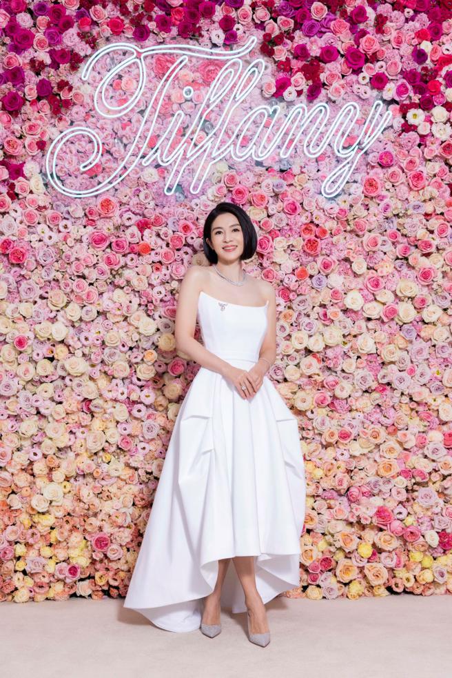 已有3年未出席公开场合的杨采妮担任Tiffany珠宝开展嘉宾，佩戴要价逾1亿元的珠宝，难掩好心情。（Tiffany提供）