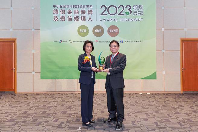 （第一银行15度荣获「信保金质奖」肯定，由经济部主任秘书陈怡铃(左)颁奖、第一银行总经理李嘉祥(右)代表受奖。图／第一银行提供） 