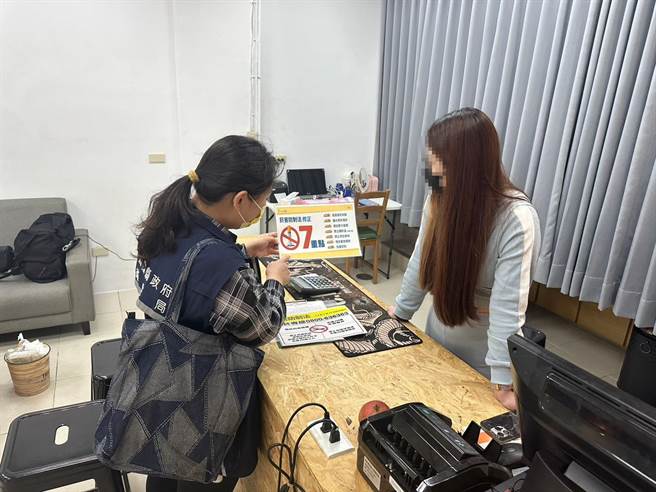 《菸害防制法》新法今起施行，宜兰县卫生局稽查时也加强宣导新法修正重点。（宜兰县卫生局提供／李忠一宜兰传真）
