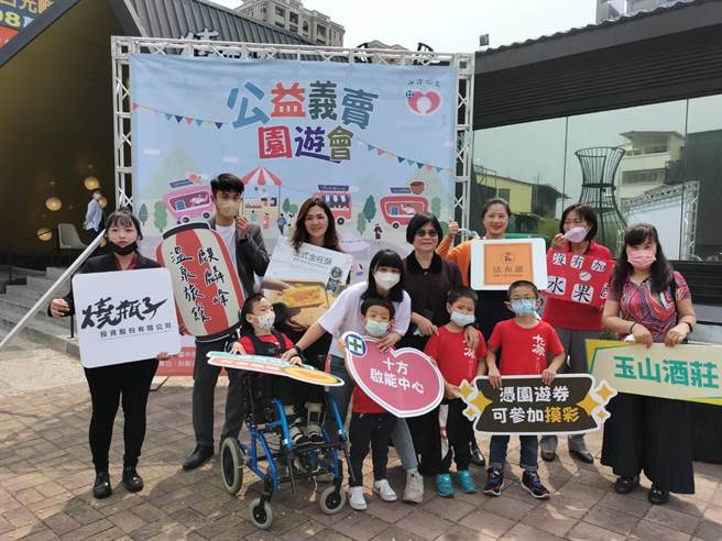 十方启能中心公益园游会，将在3月26日于台中市大坑经补库停车场举行，届时，十万件文具、二手玩具和服饰，都将超低价出清、一件不留。（冯惠宜摄）