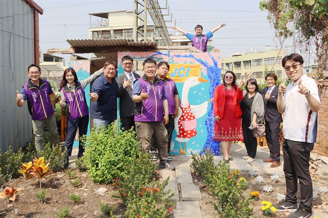 嘉義縣民雄國際青年商會響應總會「329玩美角落計畫」，與民雄鄉東榮村合作，將台鐵軌道旁一處廢棄空地加以修繕美化。（呂妍庭攝）