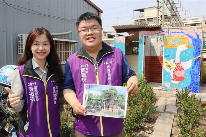 嘉義縣民雄國際青年商會會長簡嘉良（右）響應總會「329玩美角落計畫」，與民雄鄉東榮村合作，將台鐵軌道旁一處廢棄空地加以修繕美化，成社區亮點。（呂妍庭攝）