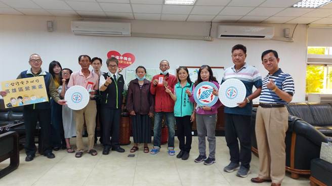 台电高雄区处长张以诺22日前往桥头区公所，由桥头区公所主秘张惠珍代表收受救助金，并邀请受助民眾及各里长到场，希望透过各方帮助，让社会多一些温暖。（台电提供／洪浩轩高雄传真）