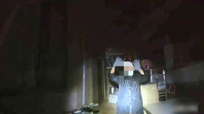 芦洲21岁李姓女子20日凌晨骑车出门买宵夜，贪图方便没拔钥匙就离开，结果被陌生男子直接骑走；芦洲警方获报后随即成立专案小组，不到1小时就把窃贼绳之以法。(黄敬文翻摄)