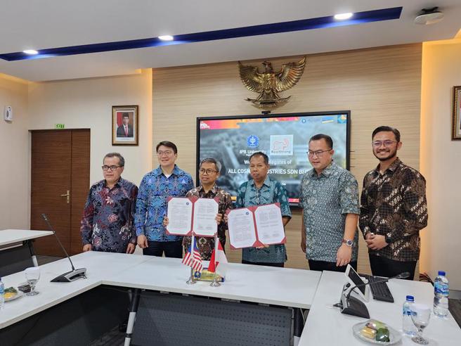 全宇-ky董事长彭士豪(左二)与印尼茂物农业大学签署协议。（图／业者提供）