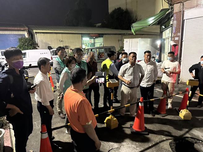 天坑是台湾自来水公司的水管爆裂造成，当晚台水派员抢修，不过今天坑持续扩大，几乎逼近旁边民宅，让当地民眾相当紧张「剉咧等」。（黄秀芳提供／吴建辉彰化传真）