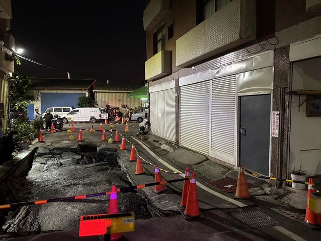 今天坑持续扩大，几乎逼近旁边民宅，让当地民眾相当紧张「剉咧等」。 （黄秀芳提供／吴建辉彰化传真）