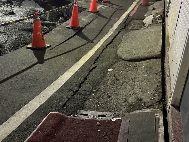 21日自来水公司已经灌入10车混泥土，不过下陷情况迟迟未得到控制，天坑深度已经超过3公尺以上（黄秀芳提供／吴建辉彰化传真）