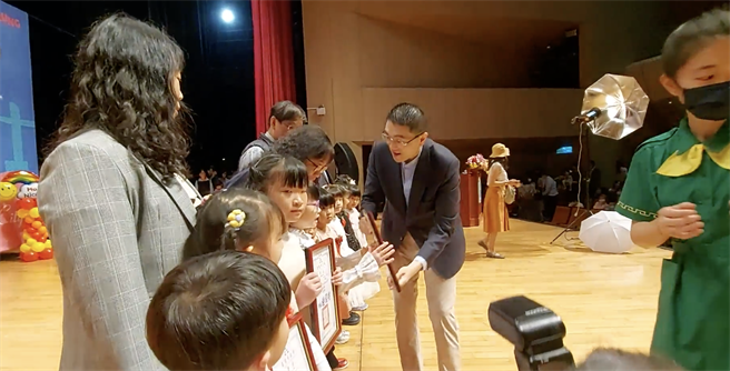 ▲谢国梁亲自颁奖给模范生。（徐佑升摄）