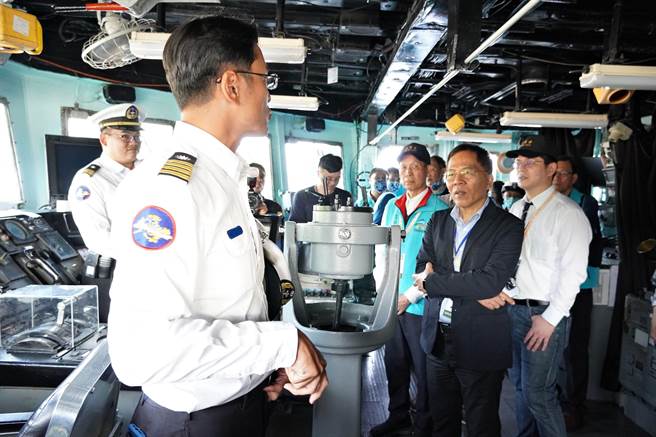 王秋冬率团视察112年敦睦远航训练支队等国军单位，并致赠慰劳金。（台北市兵役局提供／刘彦宜台北传真）