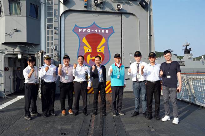 王秋冬感谢国军为守卫国土安全的付出，并祝福航程平安。（台北市兵役局提供／刘彦宜台北传真）