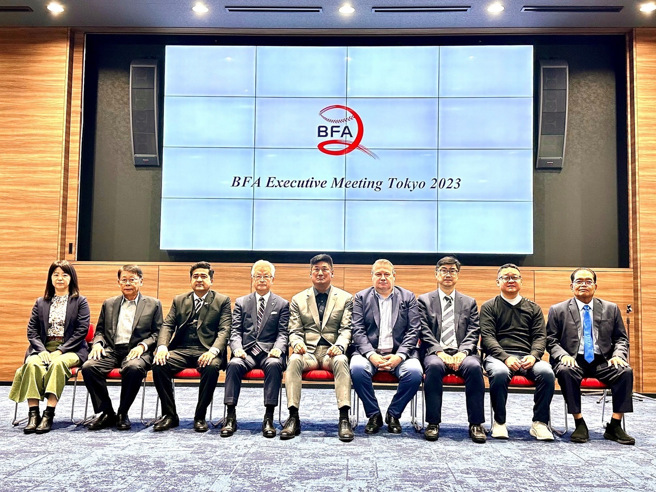 亚洲棒总执行委员会议上周于东京的日本奥林匹克委员会总部大楼举行，辜仲谅会长（中）与日本棒球协会会长Masatake Yamanaka（左四）、中国棒协主席陈旭（右三）、巴基斯坦棒球总会会长Fakhar Ali Shah（左三）等三位亚洲棒总副会长，以及来自香港、菲律宾、泰国等各会员代表共同会商2023年度各项活动，世界棒垒球总会执行长Michael Schmidt（右四）则受邀到场与会。（亚棒总提供）