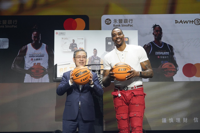 霍华德（右）与永丰银行总经理庄铭福（左）。(永丰银行提供)