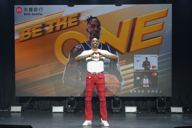 霍华德成为跃上信用卡卡面的职篮球员。(永丰银行提供)