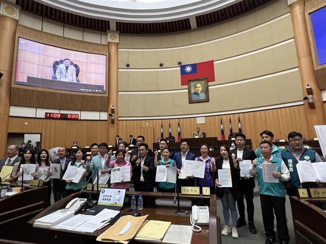 民进党桃园市议员今送上「无限膨胀的超徵税额，张善政的50亿多重宇宙不断增生」，斥张善政团队为了实践选前政见大撒币。(蔡依珍摄)