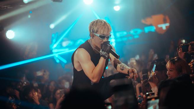 ØZI日前於香港開唱，吸引大批粉絲到場支持。（水星媒體提供）