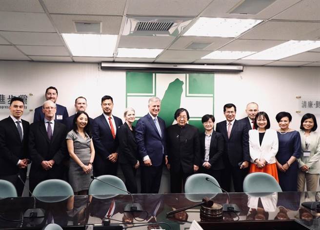 歐布萊恩率團拜會民進黨 ，邱義仁：盼美在軍事及經濟層面有更多進展。（民進黨提供）