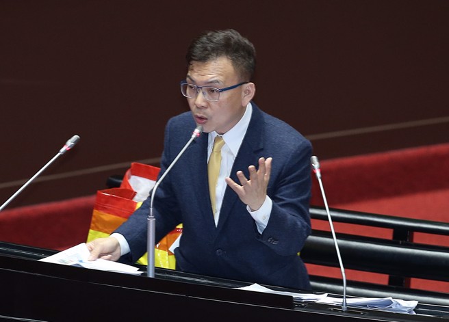 蓝委郑正钤指出，半导体是台湾最重要护国神山产业，但国科会却大删半导体人才研发预算。（中时资料照／姚志平摄）