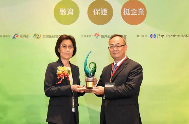 经济部主任秘书陈怡铃(左)颁发促进政策推动奖予臺湾企银总经理张志坚(右)。（图／臺湾企银提供） 