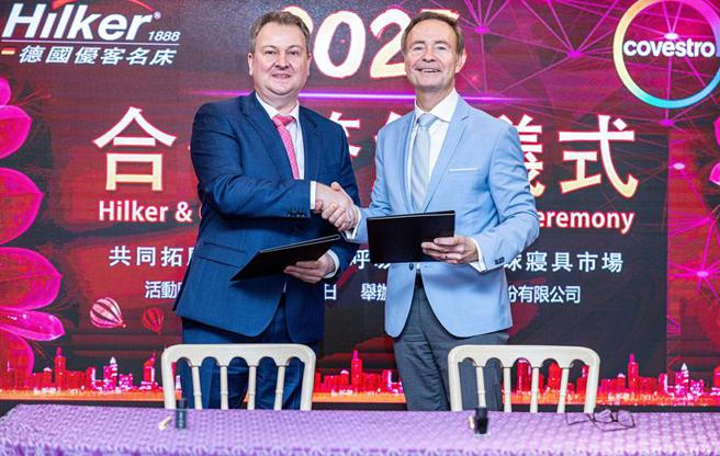 优客与台湾科思创签署合作备忘录，由优客执行长恩斯特．优客(右)与台湾科思创总经理温凯登(左)代表签约。（图／台湾科思创提供）