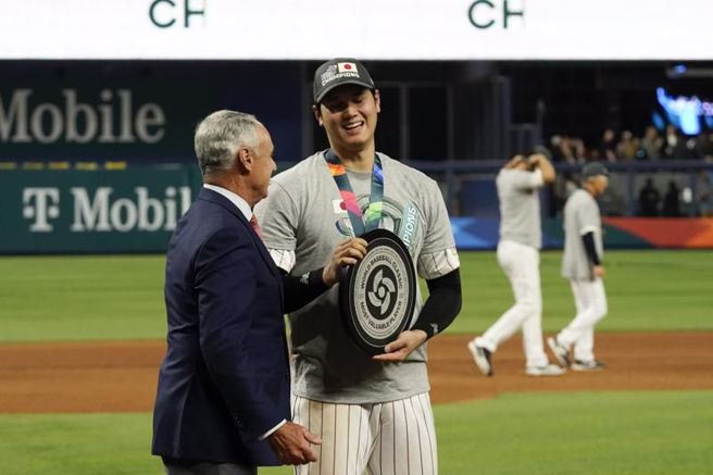 日本队大谷翔平接受大联盟主席颁奖。（美联社）