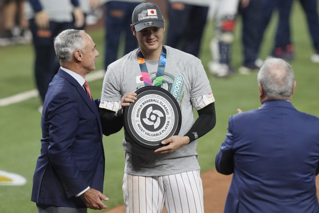 大谷翔平受访「脱口说好吃」，日拉麵名店更火了。大谷翔平获MVP开心领奖。（图／美联社）