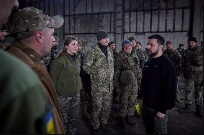 泽伦斯基赴巴赫姆特附近前线， 慰劳乌军探视伤兵。(图/乌克兰总统府)