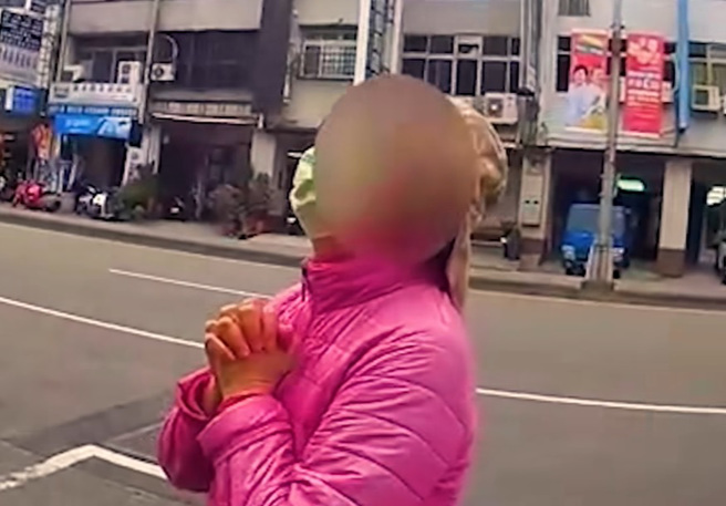 72岁婆婆不慎将包包遗留在客运上，她心急如焚求警帮忙，只愿找回「作仙的阿爸阿母」照片。（翻摄自脸书TCPB 局长室）