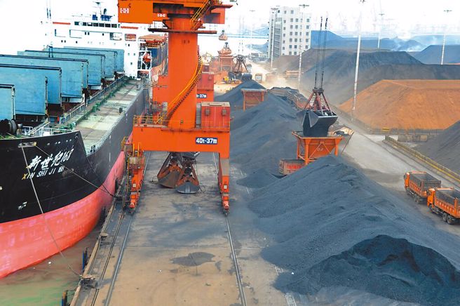 中國過去對其他國家因政治原因進行經濟施壓的做法效果不彰，但卻要付出長期的戰略代價。圖為禁了 3年的澳洲煤炭最近恢復進口。（圖／新華社）