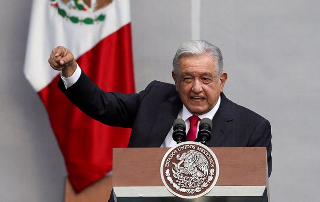  2023年3月18日墨西哥总统欧布拉多（Andres Manuel Lopez Obrador）在墨西哥墨纪念外国石油公司被没收85周年的活动中发表讲话时做手势资料照。（路透社）