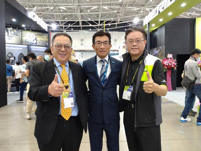 巨大集團執行長劉湧昌(左)、桂盟集團董事長吳盈進(中)與美利達集團董事長曾崧柱認為，2023年對自行車產業是一大挑戰！圖／曾麗芳  