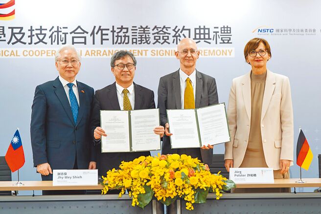 台湾与德国于21日首度签署科学及技术合作协议（STA），由国科会主委吴政忠（左一）及德国教育及研究部长史塔克－瓦特辛格（右一）共同见证。图／国科会提供