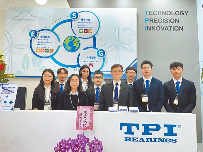 东培总经理陈文杰（前排右三）与同仁合影。图／李水莲