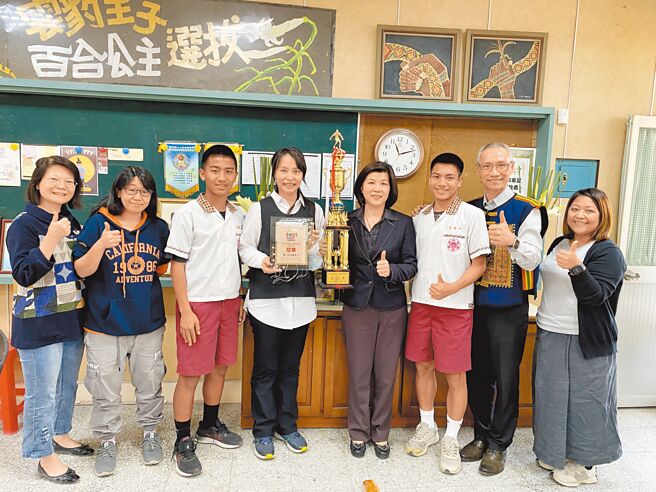 期交所副理皮乃德（右四）率队赴玛家国中视察足球场兴建进度，玛家国中校长印永生（右二）对期交所、证交所及集保结算所捐助深表感谢。图／期交所提供