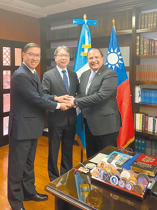 蔡英文总统即将出访瓜地马拉，国安局长蔡明彦（中）及驻瓜国大使曹立杰（左），先行拜会瓜国外交部长步卡罗（Mario Bucaro）（右）。（摘自瓜地马拉外交部推特）