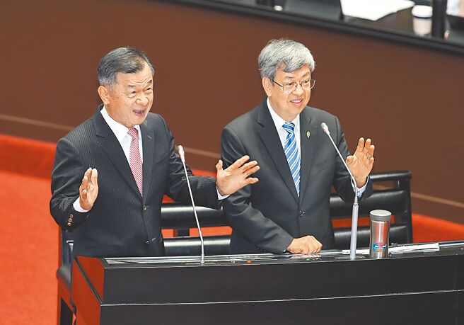 行政院長陳建仁（右）、陸委會主委邱太三（左）在21日答詢中回應前總統馬英九將赴中國大陸祭祖一事，陳揆表示此事是馬英九個人的選擇，予以尊重。（姚志平攝）