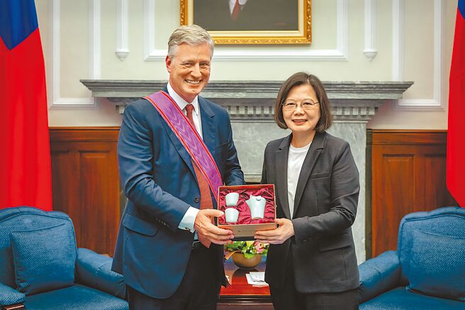 蔡英文總統（右）頒授美國前白宮國家安全顧問歐布萊恩（左）（Robert O’brien）「特種大綬景星勳章」。（總統府提供）