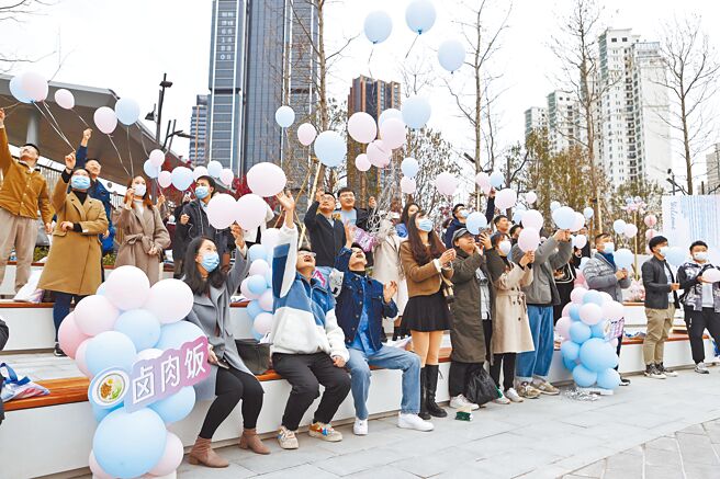 台湾民意基金会21日公布最新民调，高达7成7民眾乐见两岸恢復交流。图为沪台青年交友活动日前在苏州河亲水平台举行。（中新社）