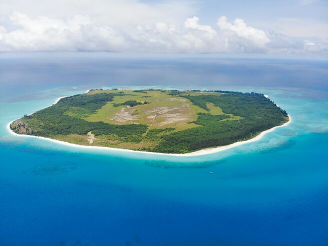 买下马来西亚环滩岛，信义房屋创办人周俊吉表示，为打造为零碳岛，决定将原岛主规画设立的10区度假区，大幅缩减为2区。（信义房屋提供）