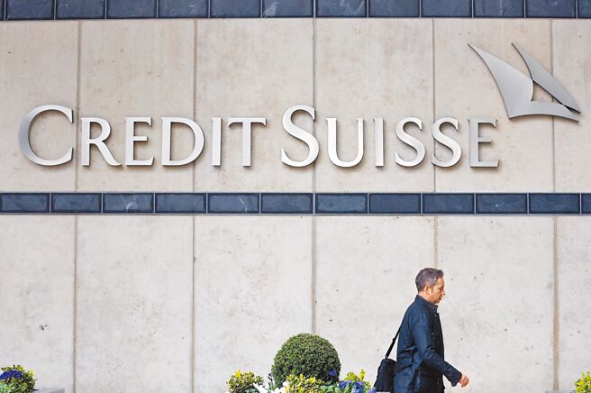 金管会昨公布，国内有5家银行客户持有瑞信（见图）AT1债券，若包含基金在内，国人踩雷金额逼近新台币17亿元，恐将血本无归。（路透）