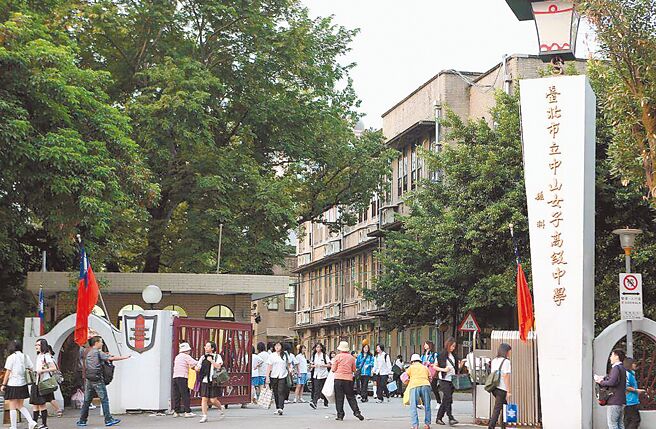 台北市中山女高学务创新人力，曾以「校内有男老师」为由，禁止学生穿着紧身裤，引起学生不满。校方回应，学创人员举动及措辞确实不恰当，未来将加强人员辅导管教知能及沟通策略。（本报资料照片）