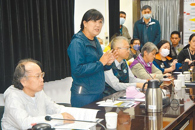 立委伍丽华（左二）邀政委张景森（左一）与相关单位座谈，设法解决大同大礼部落申请民宿案等问题。（王志伟摄）