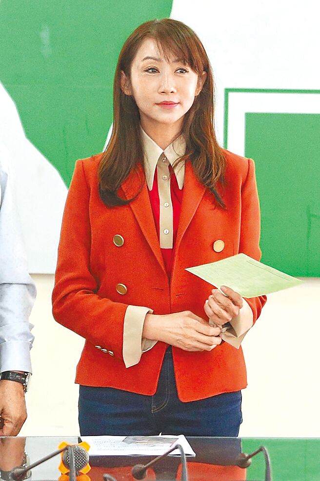 许淑华说道，与洪健益各有实力，最后取决于选民选择。（杜宜谙摄）