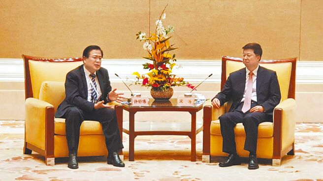 大陆国台办主任宋涛（右）21日在钓鱼台国宾馆会见由许舒博（左）率领的商总访问团。（蓝孝威摄）